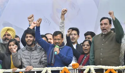 <p>Delhi CM and AAP convenor Arvind Kejriwal (C) addreses...- India TV Hindi