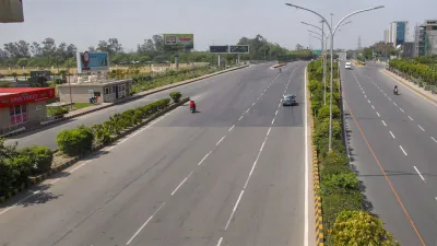 <p>Noida: A view of a nearly-empty road after lockdown in...- India TV Hindi