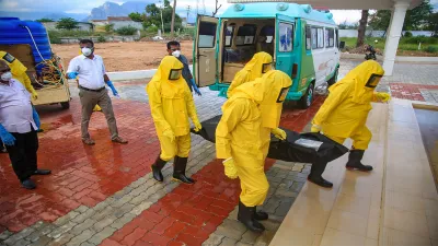 <p>Kanyakumari: Workers wearing protective suits...- India TV Hindi