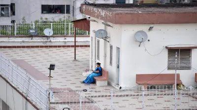 <p>Kolkata: A woman with her mobile on the roof of her...- India TV Hindi