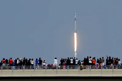 SpaceX's Dragon spacecraft with 2 NASA astronauts successfully docks at ISS- India TV Hindi