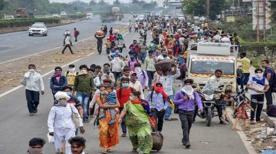 घर लौट रहे प्रवासियों के बच्चों की मुश्किलें, कोई भूख से तड़प रहा तो कोई धूप से परेशान - India TV Hindi