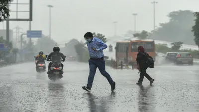 Heavy rain lashes parts of Delhi-NCR, brings relief from stifling heat- India TV Hindi