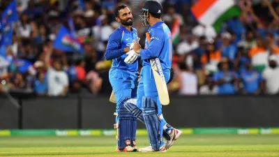 MS Dhoni and Dinesh Karthik- India TV Hindi