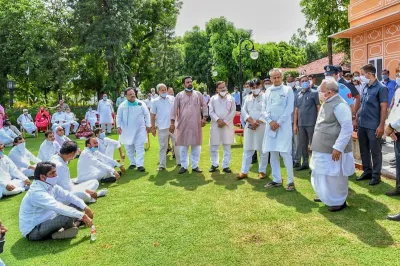 Governor Kalraj Mishra interacts with the Congress MLAs who accompanied Rajasthan Chief Minister Ash- India TV Hindi