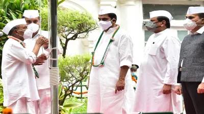 Antony hoists the tricolor at Congress headquarters in Sonia's absence । सोनिया की अनुपस्थिति में एं- India TV Hindi