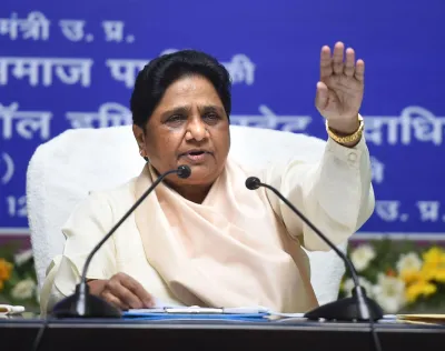 mayawati attacks yogi government over increasing crime । यूपी में बढ़ रहा अपराध, मीडियाकर्मी भी हो र- India TV Hindi