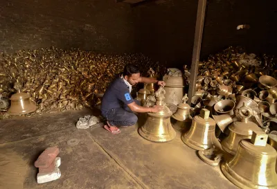 Ram Mandir Bell weight 2.1 ton prepared by jalesar hindu muslim workers । जलेसर के हिंदू, मुस्लिम क- India TV Hindi