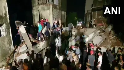 <p> under construction building collapsed in Vadodara...- India TV Hindi