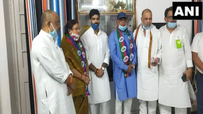 Bihar: Bharatiya Janata Party (BJP) leader Rameshwar Chaurasia (in blue kurta) joins Lok Janshakti P- India TV Hindi