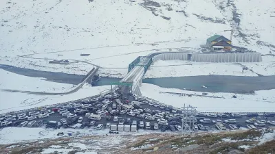 Lahaul-Spiti: Vehicles lined-up as they move slowly on a snow-covered road near Atal Tunnel at Rohta- India TV Hindi