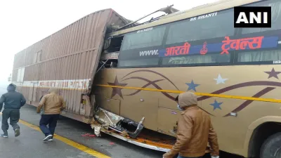 accident due to fog in unnao bus rammed into parked container truck बागपत के बाद उन्नाव में कोहरे के- India TV Hindi