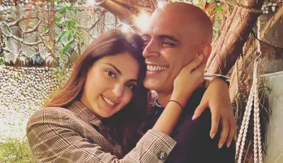 rhea chakraborty with rajiv lakshman- India TV Hindi