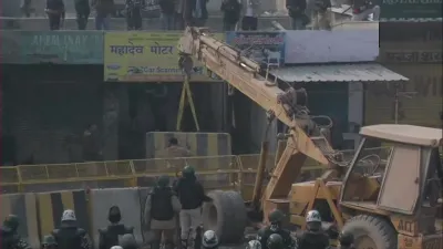 Heavy Police presence at Singhu border, attempt to barricade a portion of road tractor rally violenc- India TV Hindi