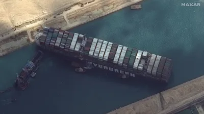 Suez Canal में पांचवें दिन भी फंसा रहा मालवाहक पोत, अमेरिका ने की मदद की पेशकश- India TV Hindi