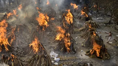 25000 रुपए देकर करवाना पड़ा पत्नी का अंतिम संस्कार, श्मशान घाट में लोगों को लूटा जा रहा- India TV Hindi