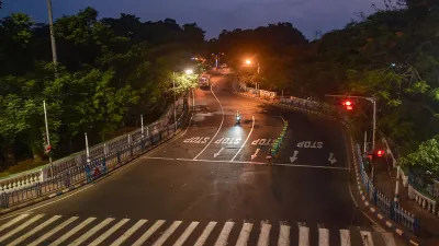 Complete lockdown in west bengal metro train suburban trains stopped पश्चिम बंगाल में कंपलीट लॉकडाउन- India TV Hindi