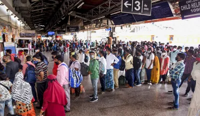 बिहार : कोरोना की दूसरी लहर के सुस्त पड़ते 'परदेस' लौटने लगे प्रवासी मजदूर- India TV Hindi