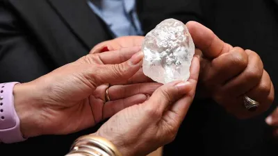 De Beers unit discovers 1098 carat gigantic diamond in Botswana | खदान से निकाला गया 'इतिहास का तीसरा सबसे बड़ा हीरा', आकार जानकर रह जाएंगे हैरान - India TV Hindi