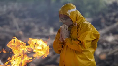 Police takes dead body by pouring water on the burning pyre जलती चिता पर पानी डालकर पुलिस ने निकलवाय- India TV Hindi