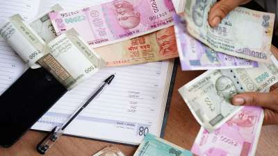 मुद्रा दबाव: अमेरिकी डॉलर के मुकाबले भारतीय रुपया कमजोर होने का अंदेशा - India TV Hindi