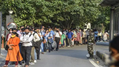 Delhi Metro Mild tremors Huge rush of commuters trains were run on cautionary speed Delhi Metro की स- India TV Hindi