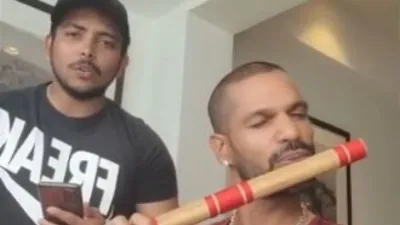 <p>Shikhar Dhawan plays the flute while Prithvi Shaw sings...- India TV Hindi