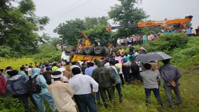 महाराष्ट्र के बुलढाणा में भीषण सड़क हादसा, 12 मजदूरों की मौत, कई जख्मी- India TV Hindi