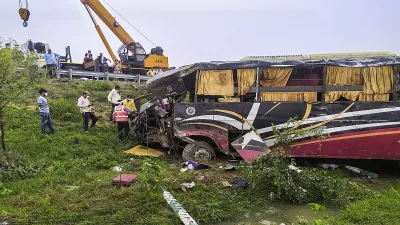 bus truck accident on eastern peripheral expressway एक्सप्रेस-वे पर रफ्तार का कहर! खड़े ट्रक में टकर- India TV Hindi