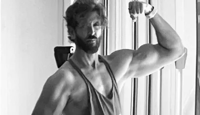 hrithik roshan shares bicep pic on instagram wrote bolo bollywood bicep ki jai- India TV Hindi