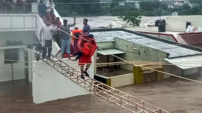 Rains batter Rajkot, Jamnagar in Guj; Over 200 people rescued, 7,000 shifted to safer places- India TV Hindi