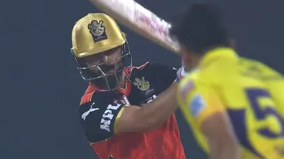 Virat Kohli hits 'NO Look' six off Lord Shardul Thakur, Watch Video RCB vs CSK- India TV Hindi