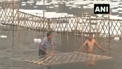 Chhath Puja To stop toxic foam Barricades placed in Yamuna Video: यमुना के झाग को रोकने के लिए नदी - India TV Hindi