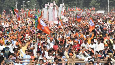 Laal Topi, Laal Topi PM Modi, Laal Topi Yogi Gorakhpur, Laal Topi Uttar Pradesh- India TV Hindi