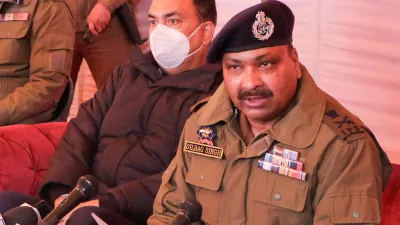 J&K: श्रीनगर में आतंकियों ने पुलिस की बस को घेरकर की गोलीबारी, DGP दिलबाग सिंह का बयान- India TV Hindi