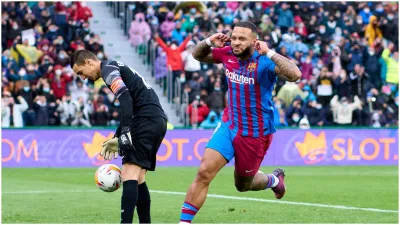 Memphis Depay of FC Barcelona celebrates after scoring his team's second goal - India TV Hindi