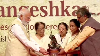 PM Narendra Modi receives first Lata Deenanath Mangeshkar Award in Mumbai- India TV Hindi