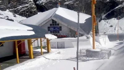 <p>Gurudwara Shri Hemkund Sahib covered with a white...- India TV Hindi