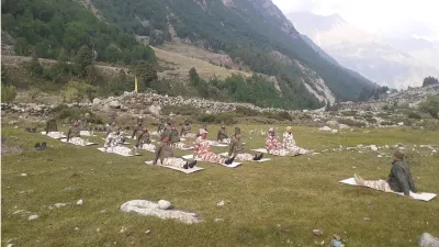 ITBP jawans did yoga in the lap of Himalayas- India TV Hindi