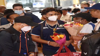 <p>Rishabh Pant at Bhubaneswar Airport</p>- India TV Hindi