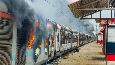 <p>train set on fire by youngsters</p>- India TV Hindi