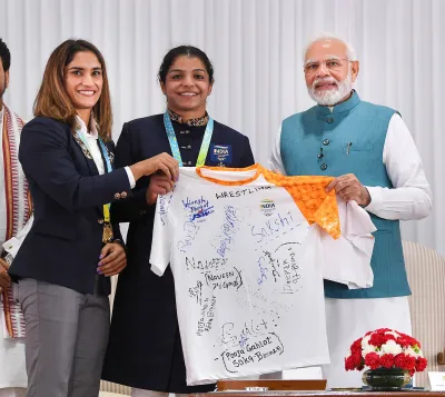 Vinesh Phogat and Nikhat Zareen with PM Narendra Modi- India TV Hindi