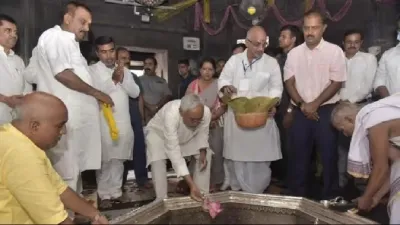 Bihar CM Nitish Kumar enters Vishnupad Temple with Minister Mohammad Israil Mansuri- India TV Hindi