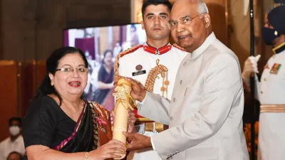 Former President Kovind presented Padma Shri to Prof Najma Akhtar for Literature & Education- India TV Hindi