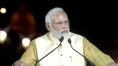 PM Modi unveils the statue of Netaji Subhas Chandra Bose near India Gate and pays floral tributes to- India TV Hindi