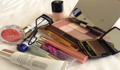 Skin care tips beauty product harm your skin and health Throw these things  out of your makeup kit - India TV Hindi