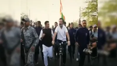 भारत जोड़ो यात्रा में साइकिल की सवारी करते दिखे राहुल गांधी- India TV Hindi