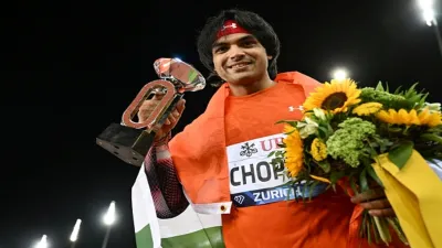 Neeraj Chopra with Diamond League trophy- India TV Hindi