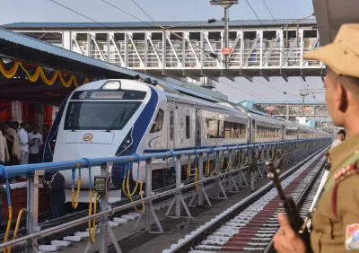 Vande Bharat train vandalize by stone pelters in West Bengal train glass was broken- India TV Hindi