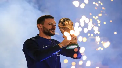 Hugo Lloris with FIFA World Cup Trophy 2018 - India TV Hindi